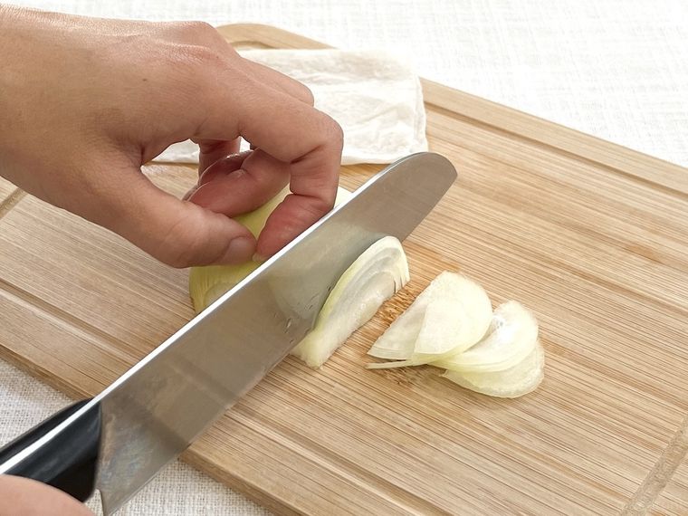 玉ねぎを切っている様子