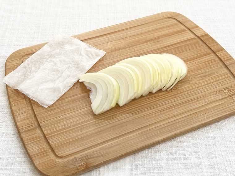 濡らしたキッチンペーパーと薄切りにした玉ねぎ