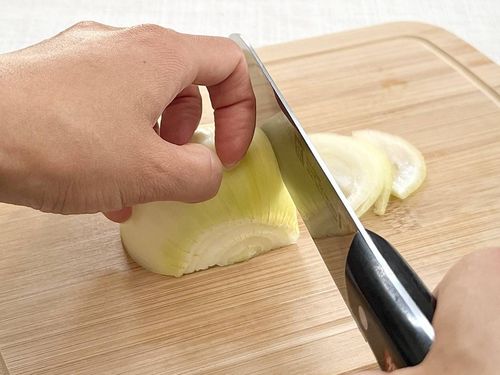 玉ねぎを切っても涙が出ない！防止策に「キッチンペーパーを使うとは」「目が痛くない」