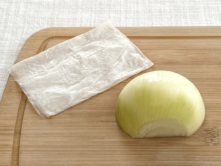 濡らしたキッチンペーパーを玉ねぎの近くに置いた様子