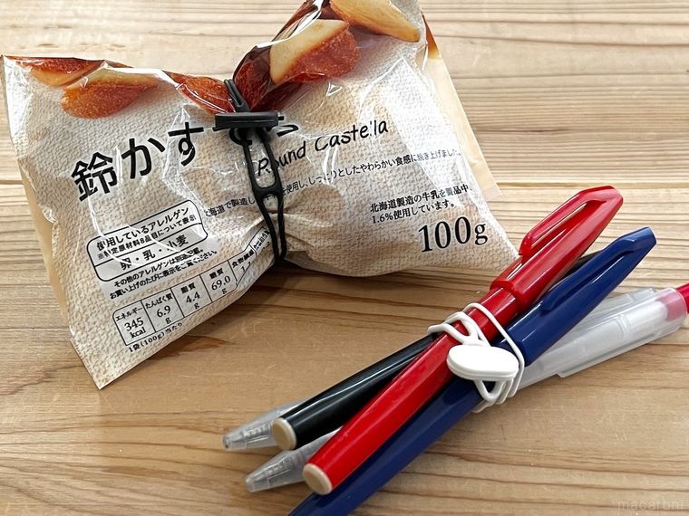 お菓子の袋やペンに「シリコーン マルチバンド」を付けた様子