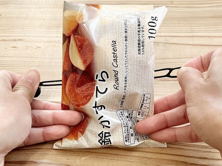お菓子の袋に「シリコーン マルチバンド」を付けている様子