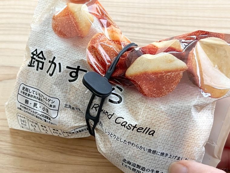 お菓子の袋に「シリコーン マルチバンド」を付けた様子