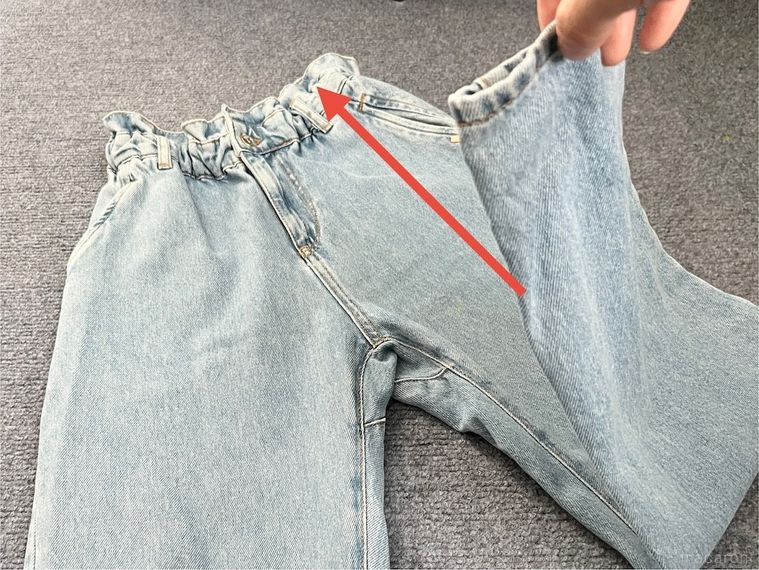 デニムをたたんでいる様子