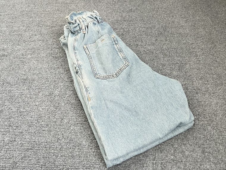 デニムをたたんでいる様子