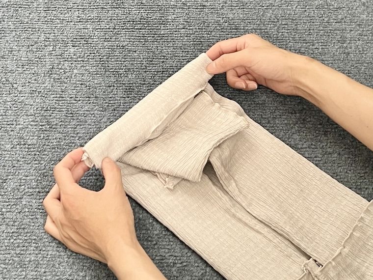 カットソーをたたんでいる様子