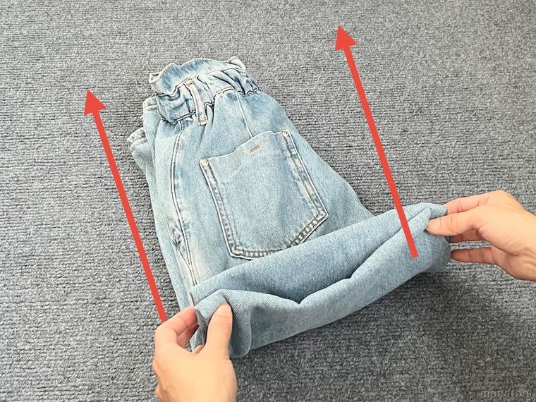 デニムをたたんでいる様子
