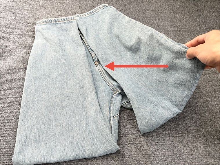 デニムをたたんでいる様子