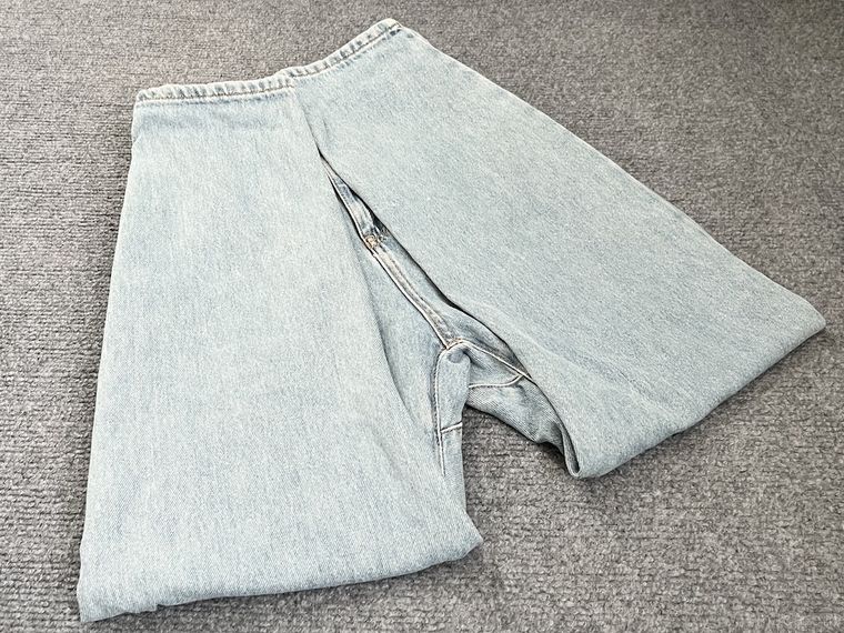 デニムをたたんでいる様子