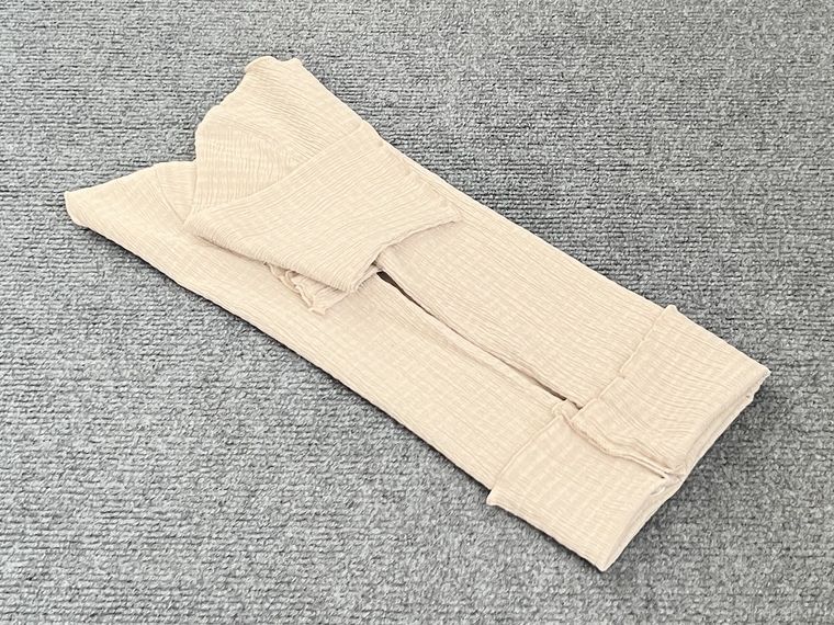 カットソーをたたんでいる様子