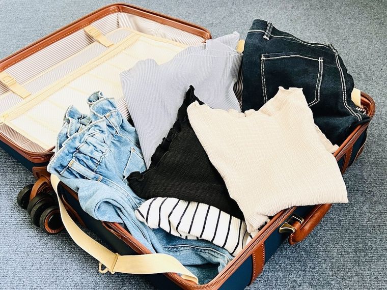 スーツケースに洋服を入れた様子