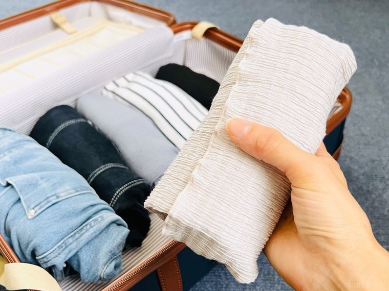 スーツケースに洋服を詰めている様子