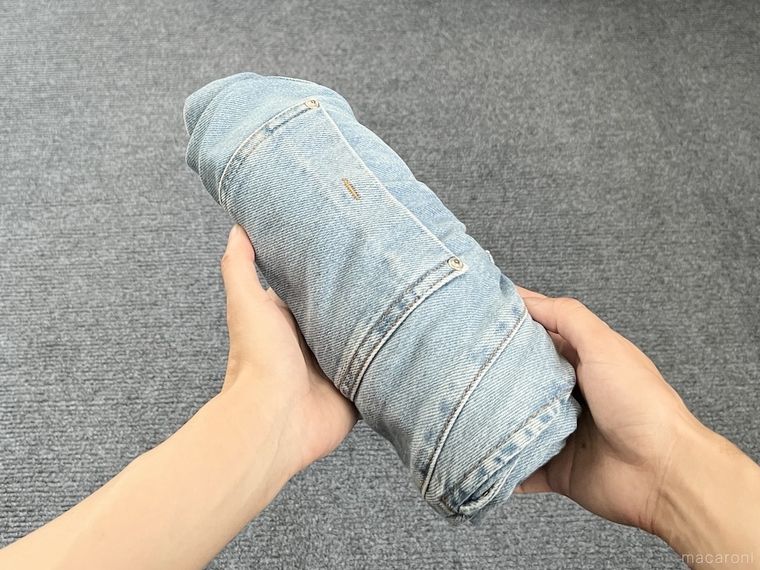 デニムを丸めた様子