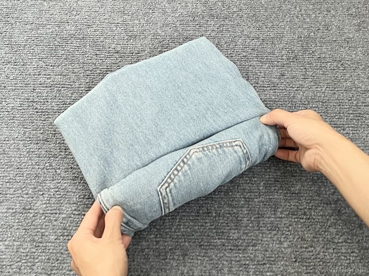 デニムを丸めている様子