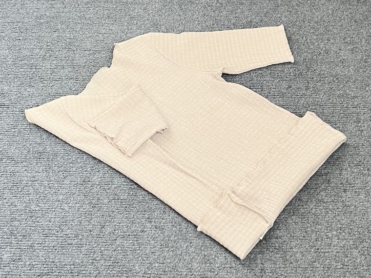 カットソーをたたんでいる様子