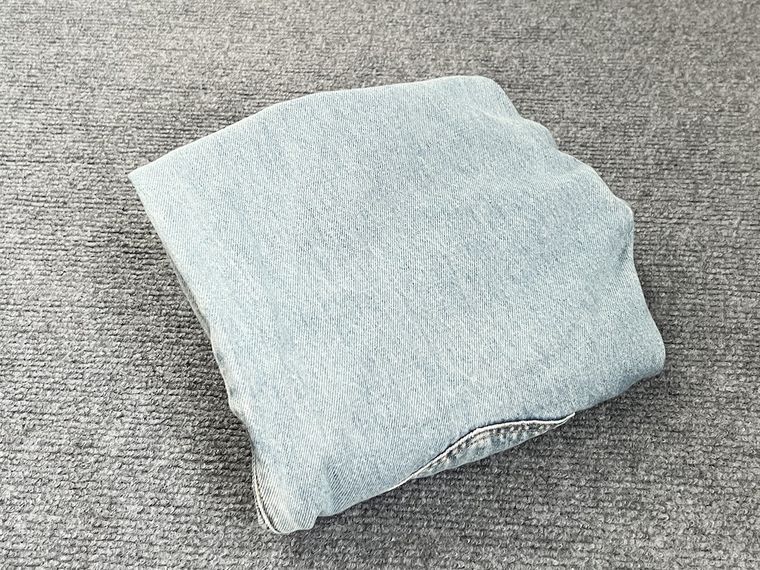 デニムをたたんでいる様子