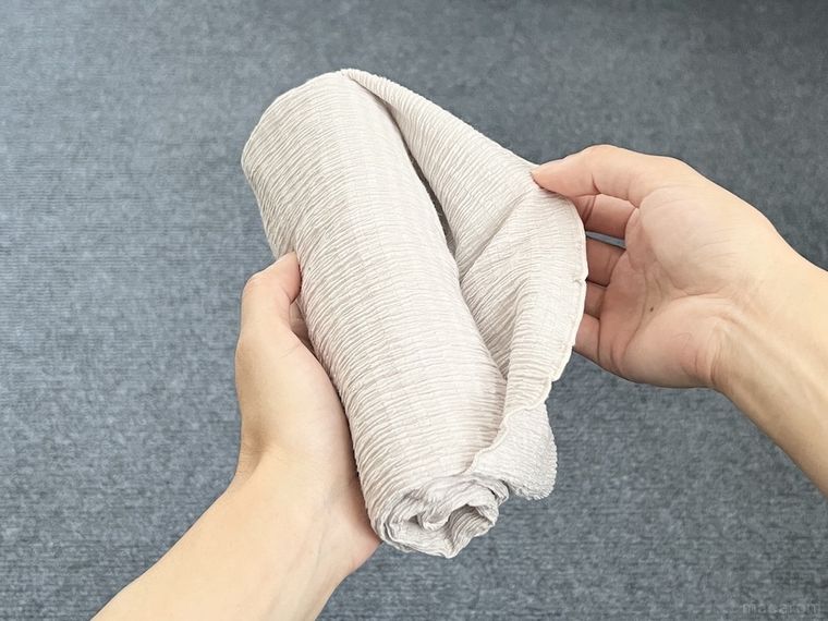 カットソーをたたんでいる様子