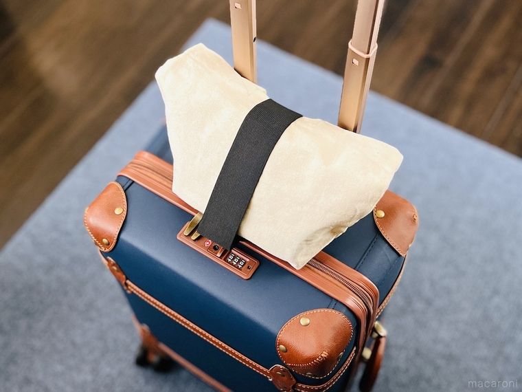 「手荷物固定ベルト」で手荷物をキャリーケースに固定した様子