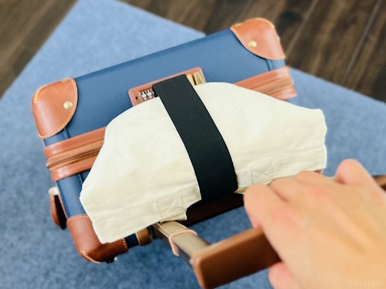 「手荷物固定ベルト」で手荷物をキャリーケースに固定した様子