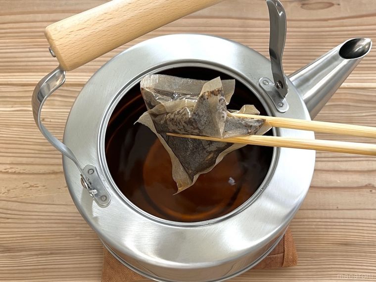 やかんから麦茶パックを取り出している様子