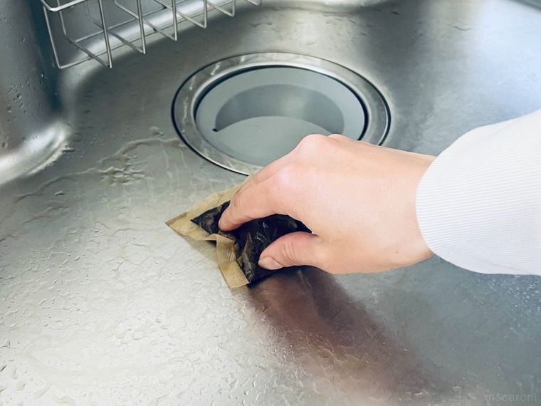 麦茶パックでシンクを磨いている様子