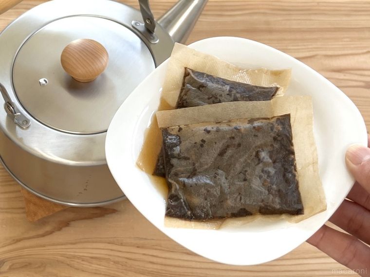 やかんと使用済みの麦茶パック