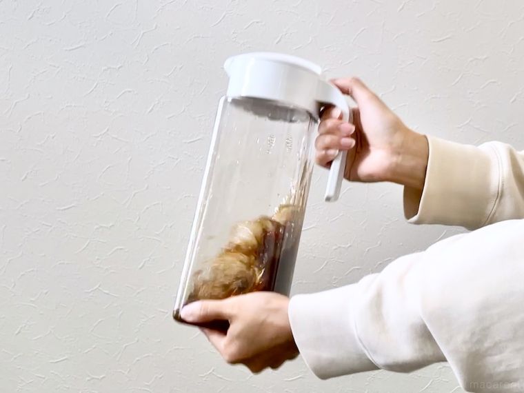 麦茶パックと水が入ったポットを振っている様子