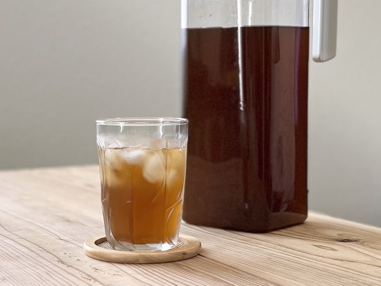 麦茶が入ったグラスとポット