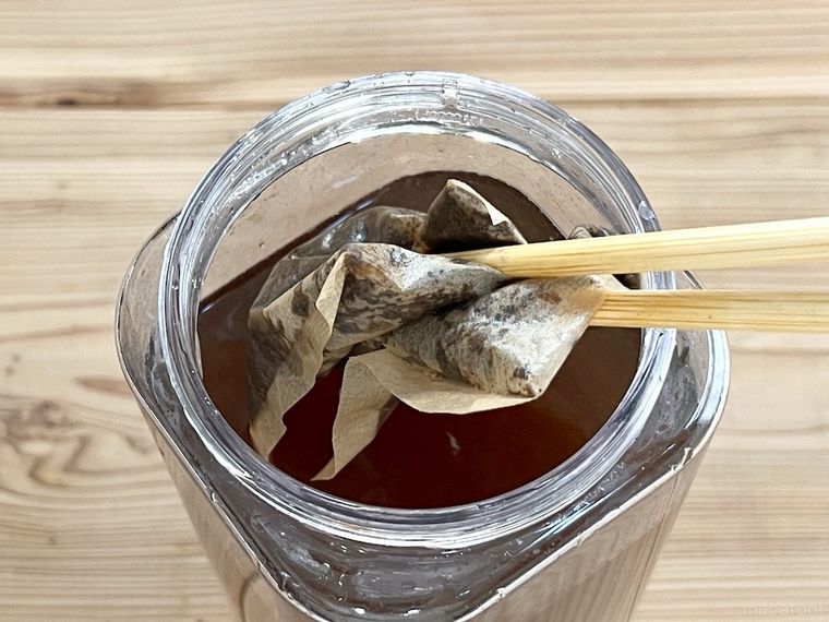 麦茶ポットから麦茶パックを取り出している様子