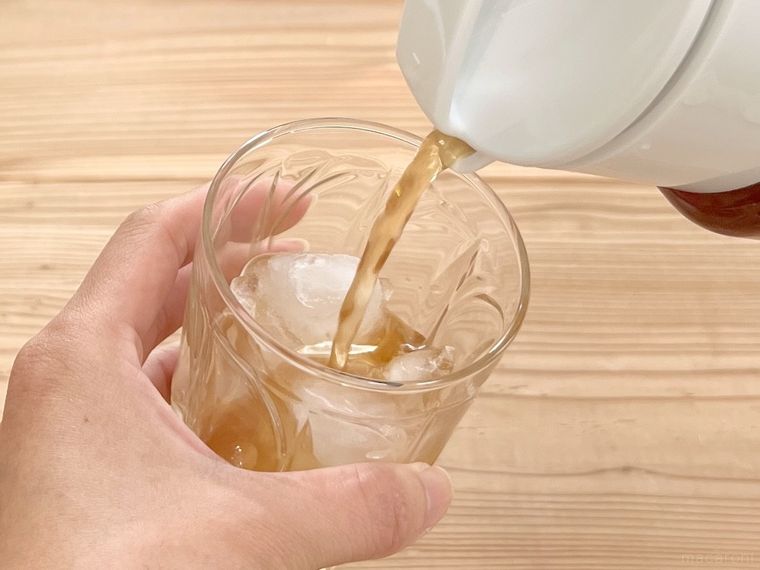 氷が入ったグラスに麦茶をそそいでいる様子