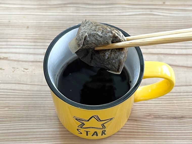 マグカップから麦茶パックを取り出している様子