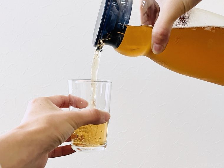 グラスに麦茶をそそいでいる様子