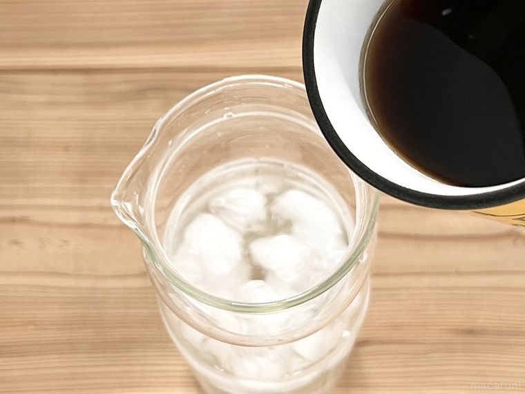 氷水に濃縮麦茶をそそごうとしている様子
