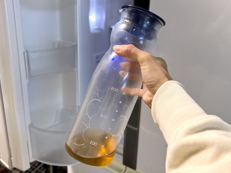 麦茶ポットを冷蔵庫から出した様子