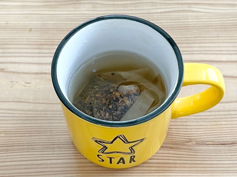 マグカップに麦茶パックと水を入れた様子