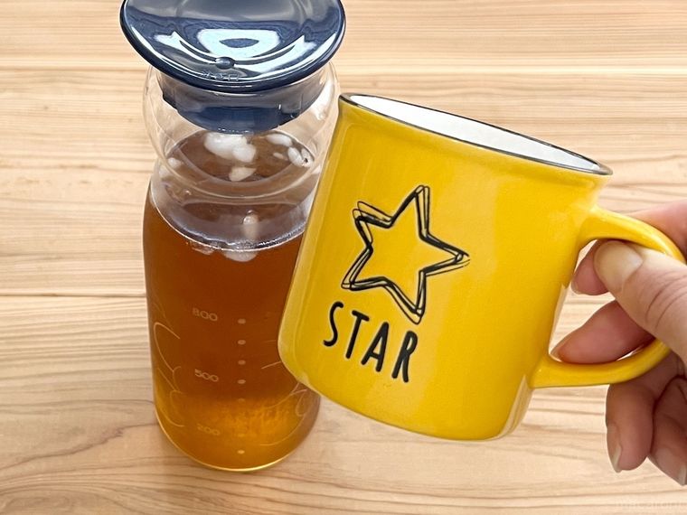 麦茶ポットとマグカップ