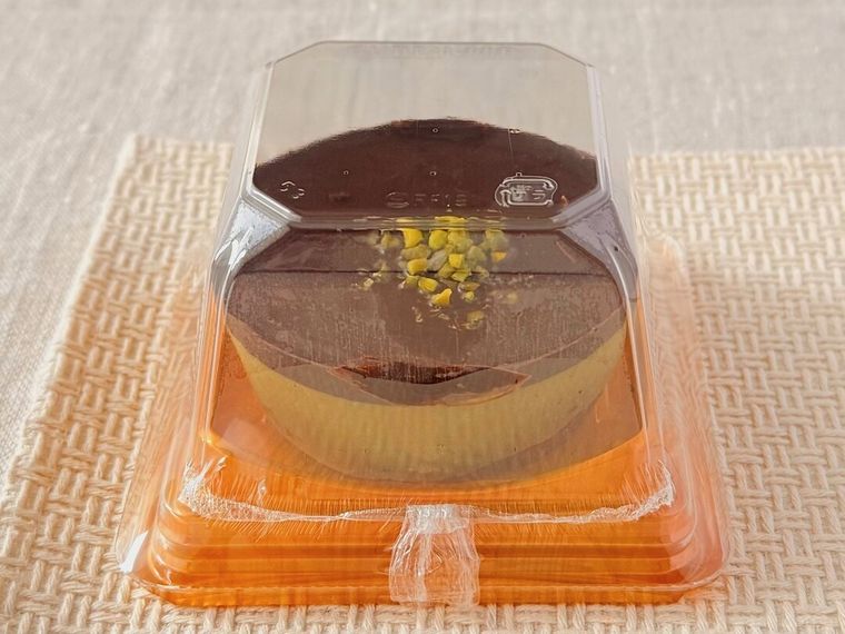 ラップされた「成城石井自家製 ドバイチョコ風ケーキ」のパッケージ