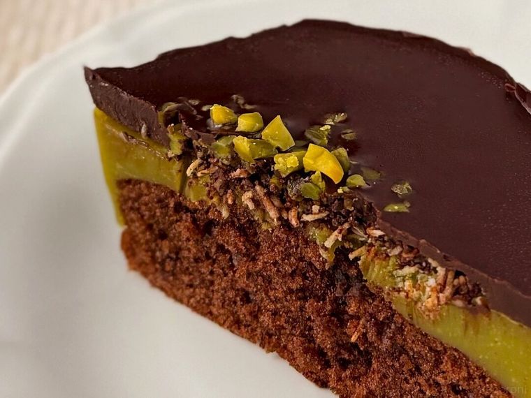 「成城石井自家製 ドバイチョコ風ケーキ」の断面