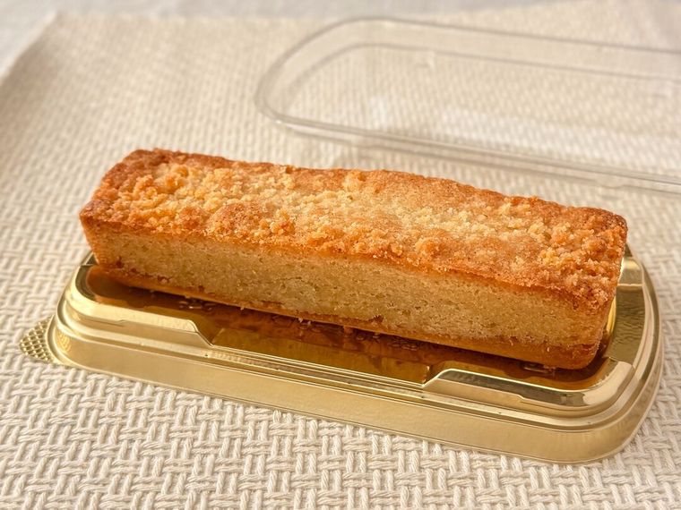 成城石井自家製 バターリッチバーのふたを開けている様子