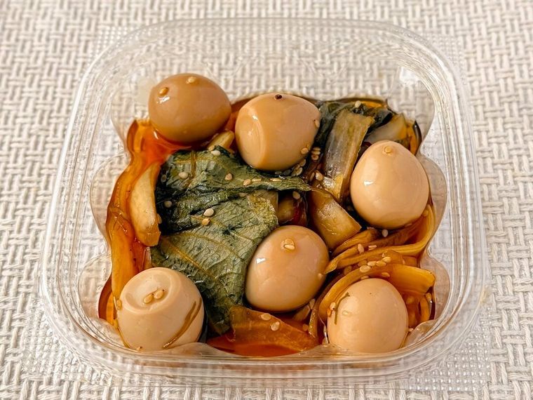 うずら卵とえごまの醤油漬のふたを開けている様子