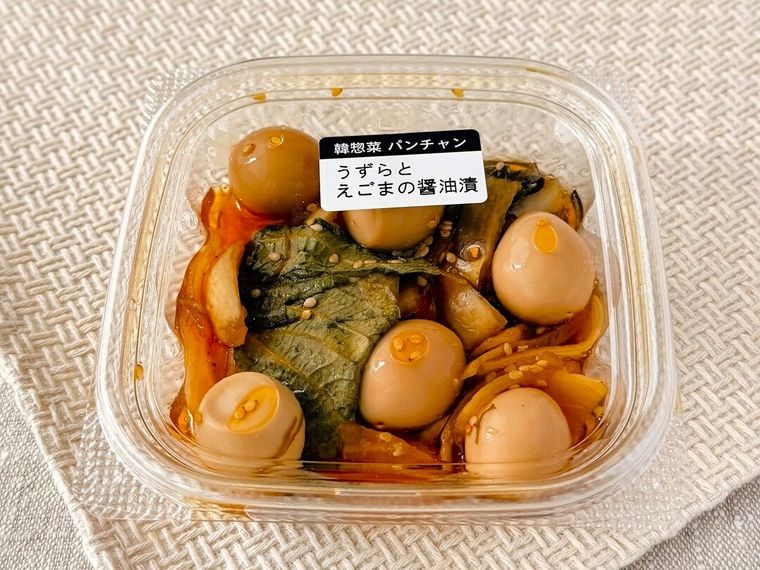 テーブルの上に置かれたうずら卵とえごまの醤油漬のパッケージ