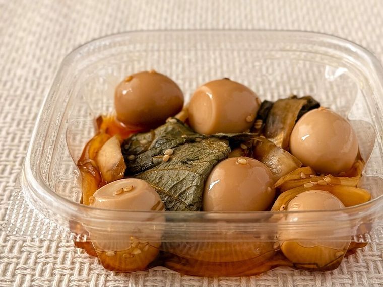 うずら卵やえごまの葉などが入っているうずら卵とえごまの醤油漬