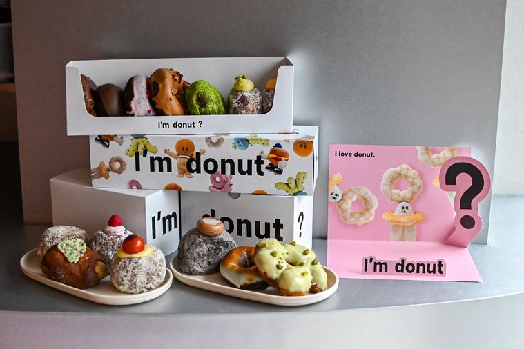 ドーナツとドーナツの箱が飾ってあるところ