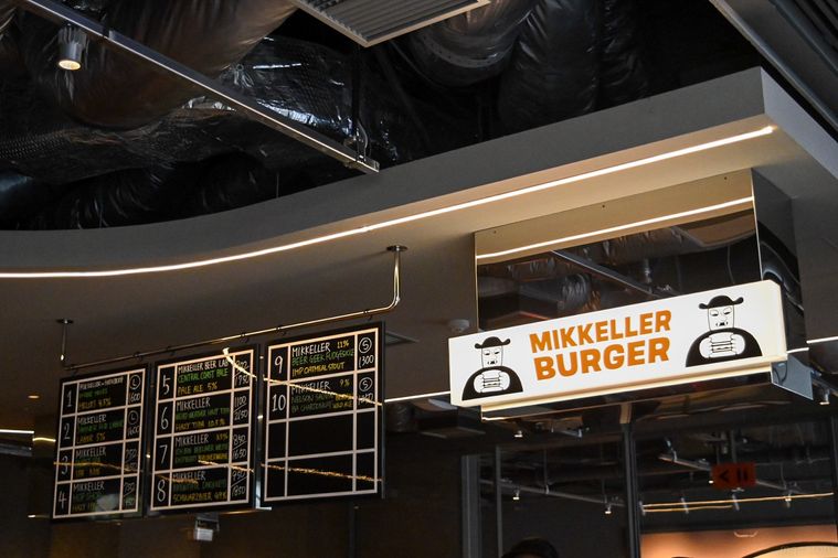 店舗の看板のアップ