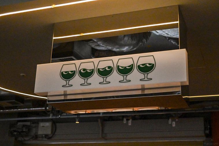 お店の看板のアップ