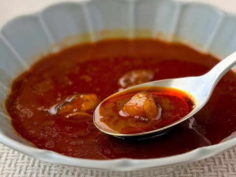 ゲーンハンレー 豚と生姜のタイ風カレー 150gのスープをすくっている様子