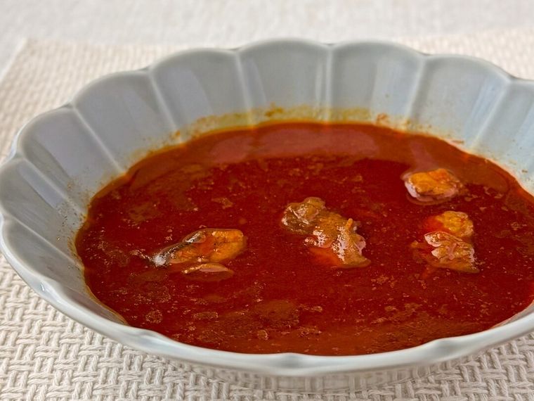 温めたゲーンハンレー 豚と生姜のタイ風カレー 150gがテーブルの上に置かれている様子