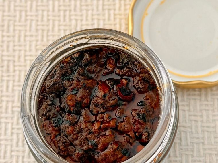 のっけてガパオ飯 100gの蓋を開けている様子