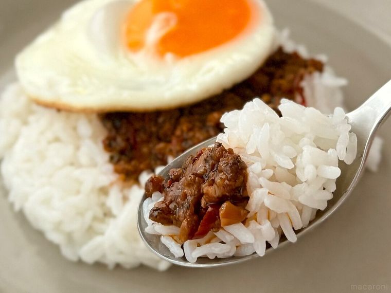 のっけてガパオ飯とご飯をスプーンで持っている様子