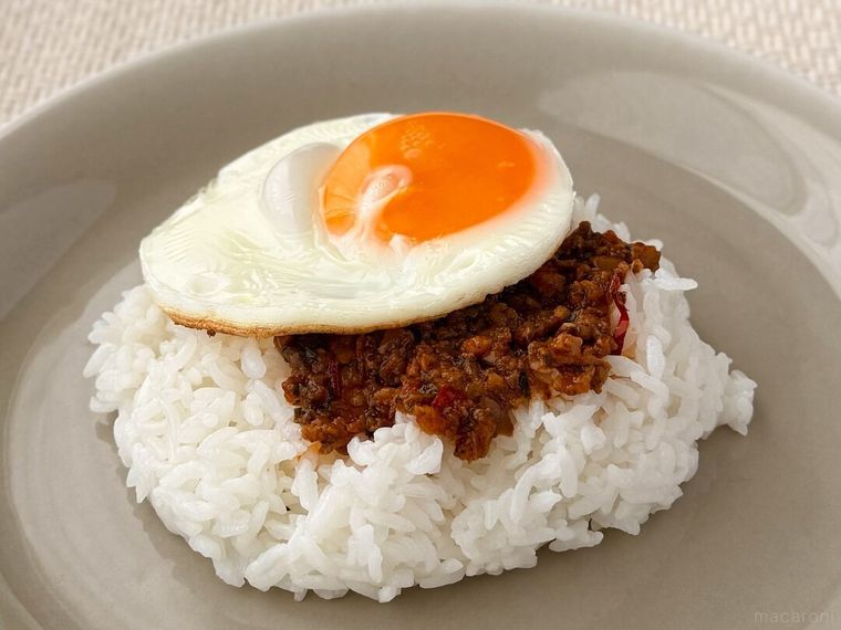 ご飯の上にのっけてガパオ飯と目玉焼きが盛り付けられている様子